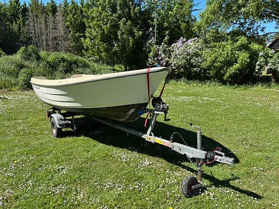 Terhi 6020 med 80-släp och sex hästars Suzuki fyrtakts motor 3 of 5
