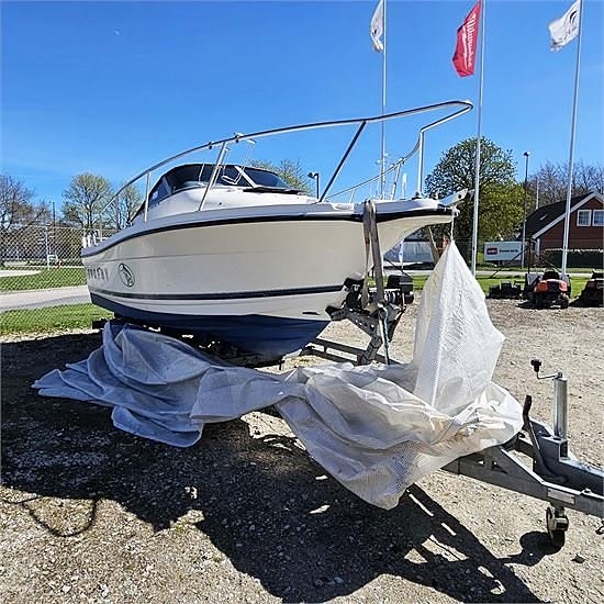 Bayliner Trophy 2052 Suzuki DF-175 Motor 10 of 30