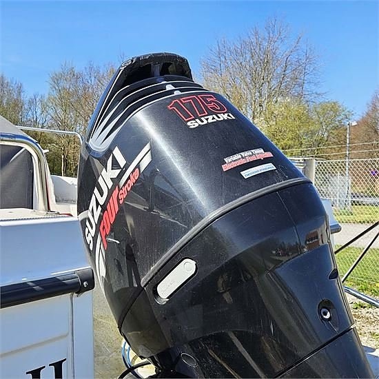 Bayliner Trophy 2052 Suzuki DF-175 Motor 14 of 30
