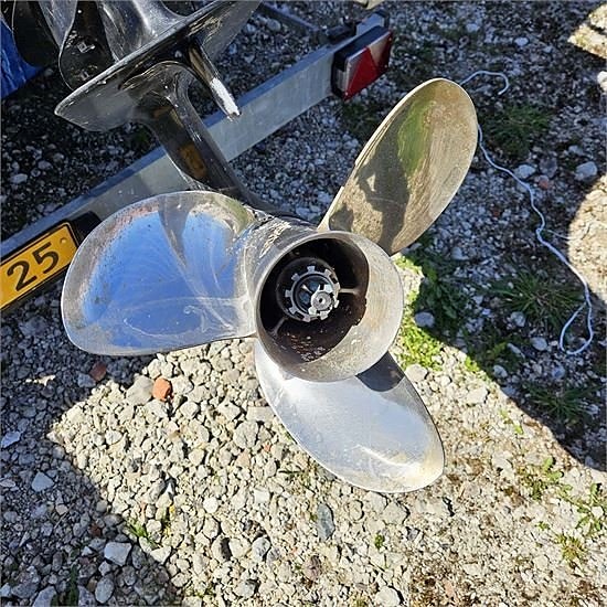 Bayliner Trophy 2052 Suzuki DF-175 Motor 15 of 30