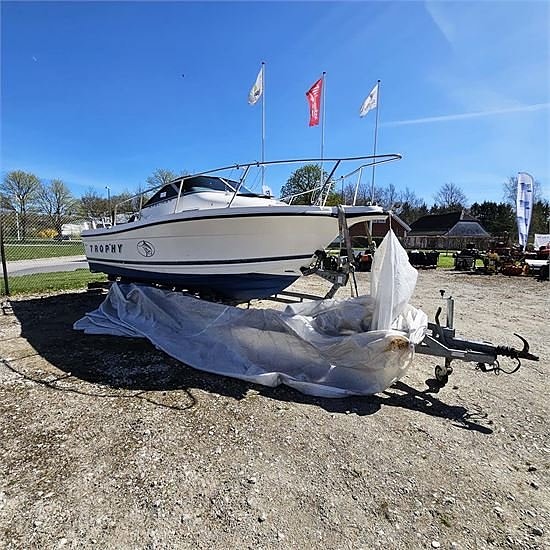 Bayliner Trophy 2052 Suzuki DF-175 Motor 11 of 30
