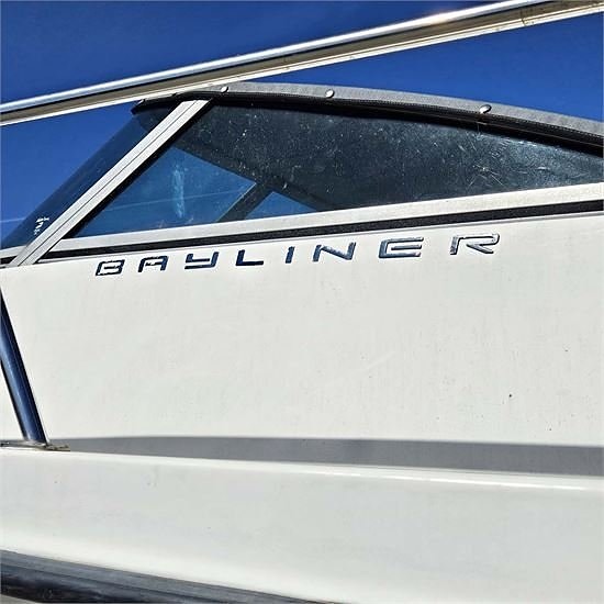 Bayliner Trophy 2052 Suzuki DF-175 Motor 19 of 30