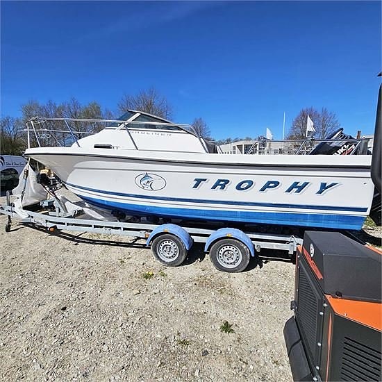 Bayliner Trophy 2052 Suzuki DF-175 Motor 2 of 5