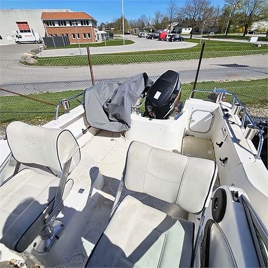 Bayliner Trophy 2052 Suzuki DF-175 Motor 26 of 30