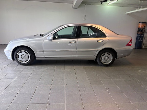 Mercedes-Benz C180 11 of 18