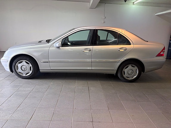 Mercedes-Benz C180 4 of 5