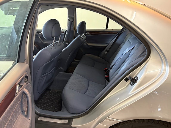 Mercedes-Benz C180 18 of 18