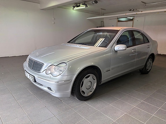 Mercedes-Benz C180 12 of 18