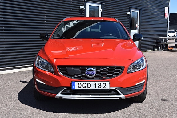 Volvo V60 Cross Country 2 of 5