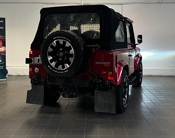 Land Rover Defender 90 13 of 19