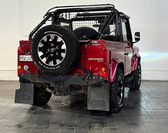 Land Rover Defender 90 12 of 19