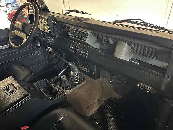 Land Rover Defender 90 17 of 19
