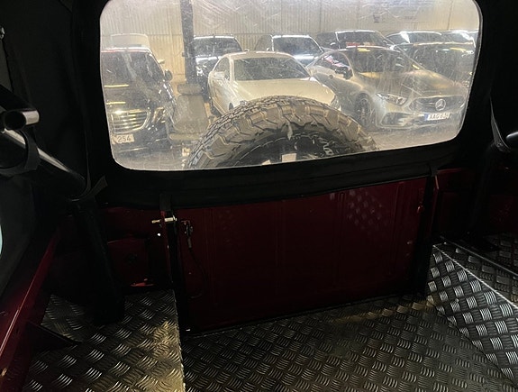 Land Rover Defender 90 19 of 19