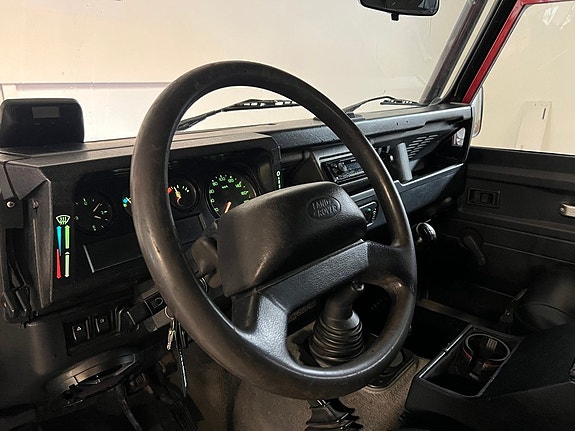 Land Rover Defender 90 18 of 19