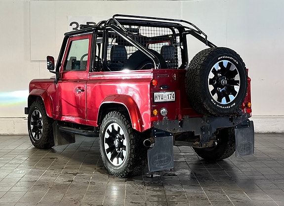 Land Rover Defender 90 8 of 19
