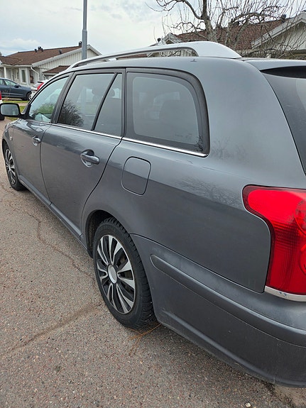 Toyota Avensis 3 of 8