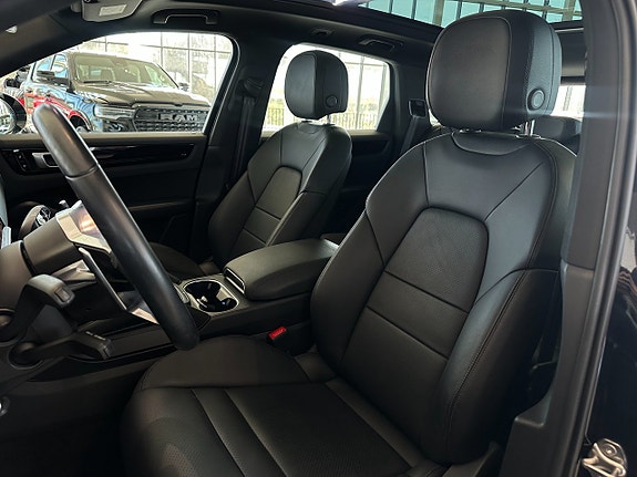 Porsche Cayenne 12 of 25