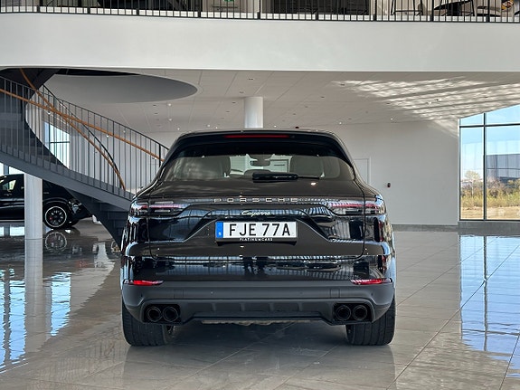 Porsche Cayenne 4 of 5