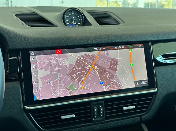 Porsche Cayenne 17 of 25