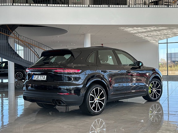 Porsche Cayenne 2 of 5