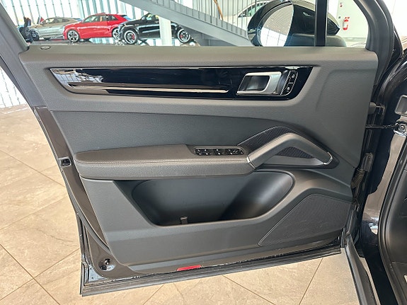 Porsche Cayenne 9 of 25
