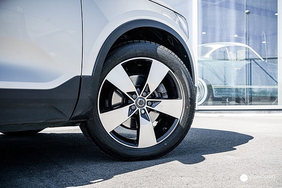 Volvo XC40 4 of 15