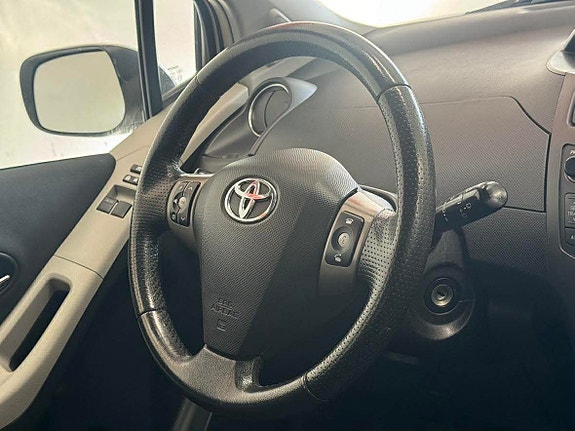 Toyota Yaris 6 of 9