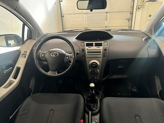 Toyota Yaris 8 of 9
