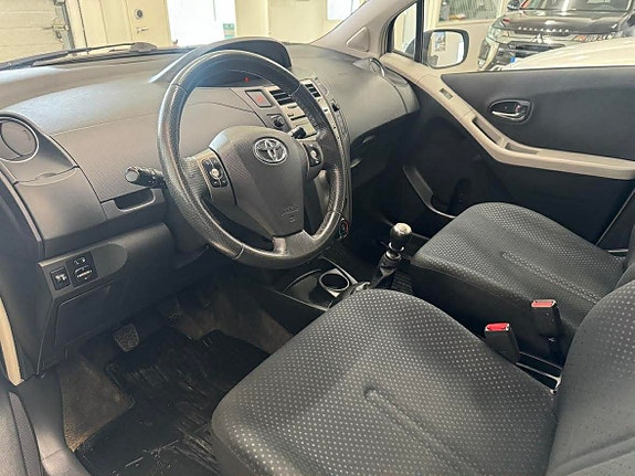 Toyota Yaris 5 of 5