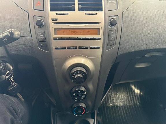 Toyota Yaris 7 of 9