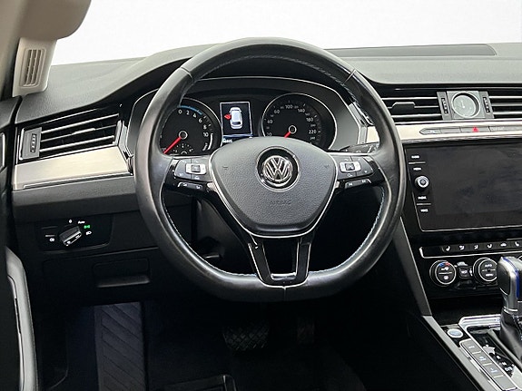 Volkswagen Passat 12 of 30