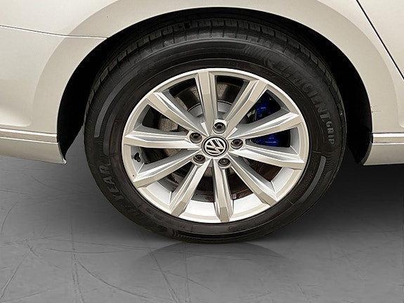 Volkswagen Passat 30 of 30