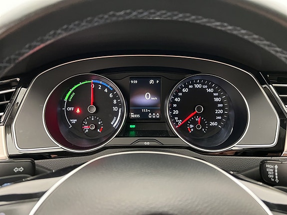 Volkswagen Passat 13 of 30
