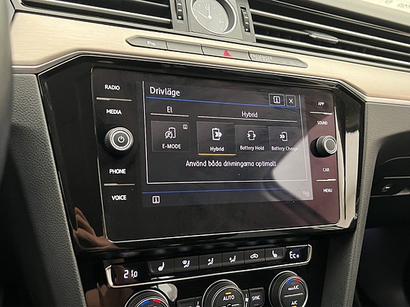 Volkswagen Passat 18 of 30