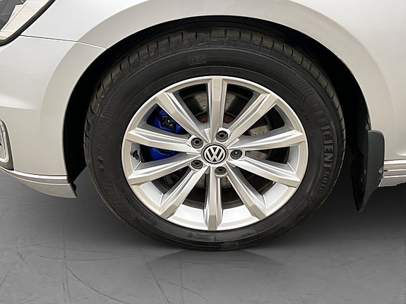 Volkswagen Passat 28 of 30