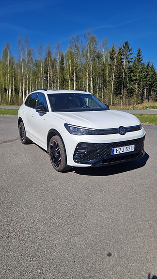 Volkswagen Tiguan 2 of 5