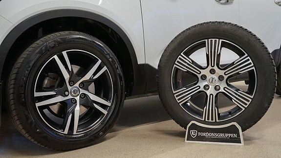 Volvo XC40 2 of 5
