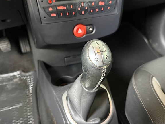 Renault Clio 16 of 17