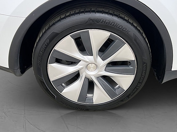 Tesla Model Y 25 of 30