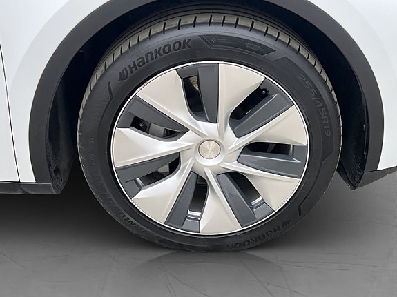 Tesla Model Y 26 of 30