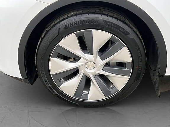 Tesla Model Y 23 of 30