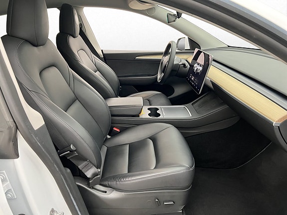 Tesla Model Y 27 of 30