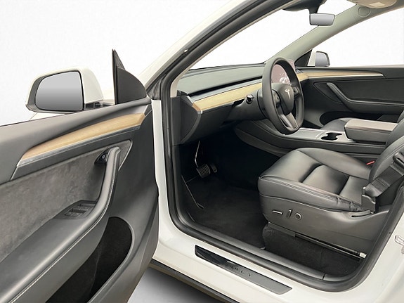 Tesla Model Y 9 of 30