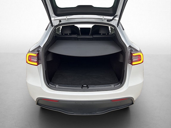 Tesla Model Y 21 of 30