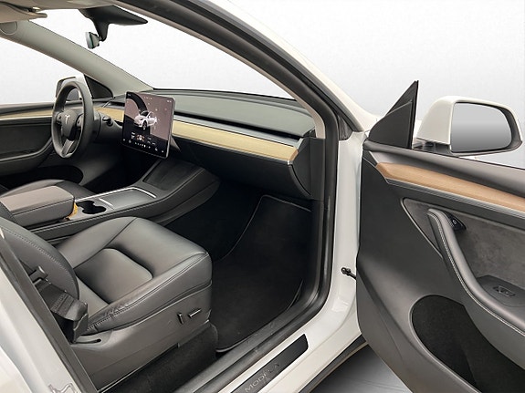 Tesla Model Y 28 of 30