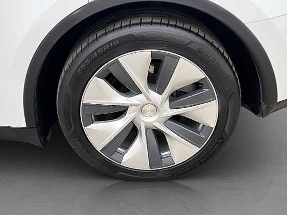 Tesla Model Y 24 of 30
