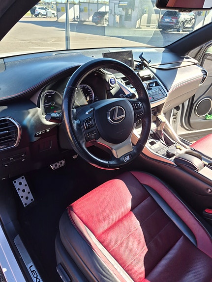 Lexus NX300h 9 of 12