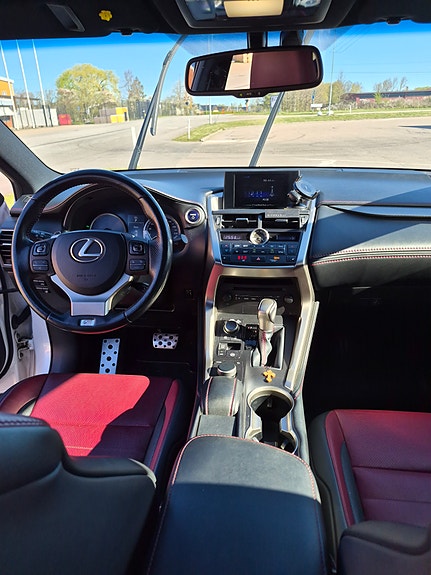 Lexus NX300h 8 of 12