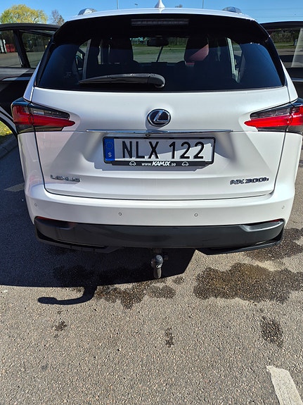 Lexus NX300h 4 of 5
