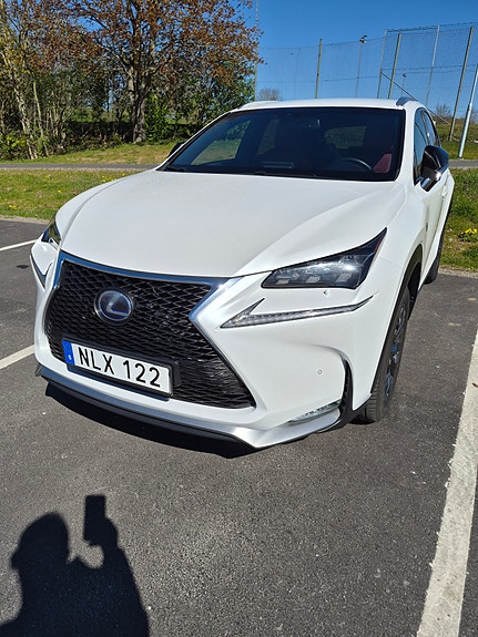 Lexus NX300h 2 of 5